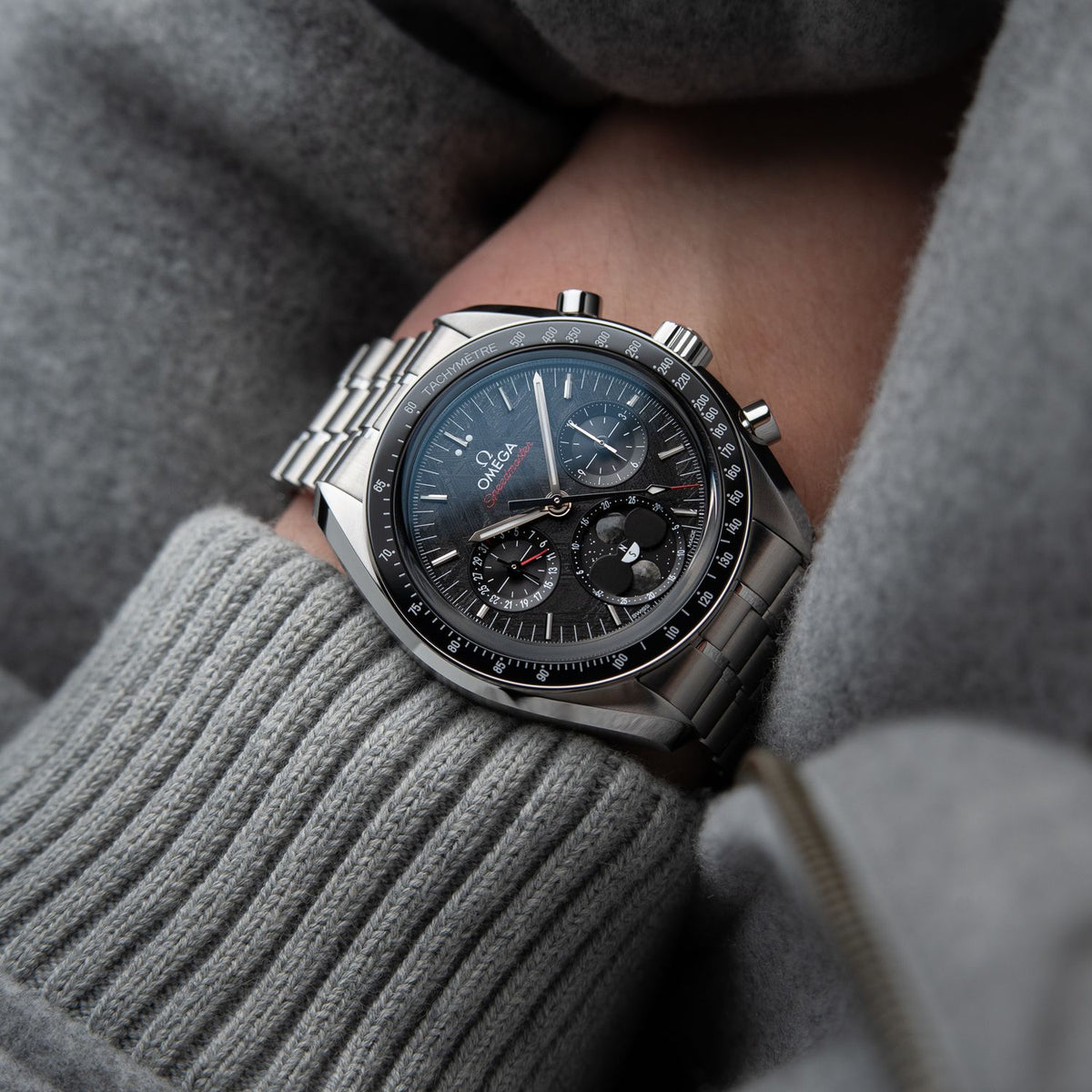304.30.43.52.01.001 Omega Speedmaster Moonphase UNWORN 6/2026 Chronograph Meteorite Bracelet