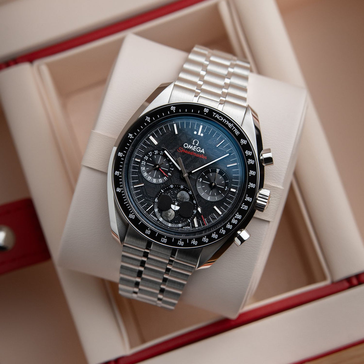 304.30.43.52.01.001 Omega Speedmaster Moonphase UNWORN 6/2026 Chronograph Meteorite Bracelet