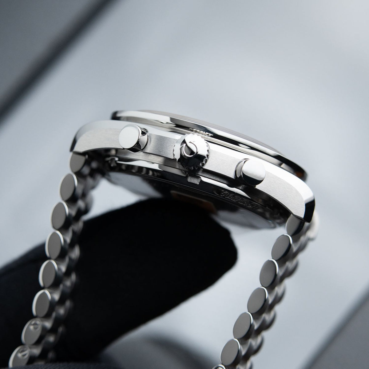 304.30.43.52.01.001 Omega Speedmaster Moonphase UNWORN 6/2026 Chronograph Meteorite Bracelet