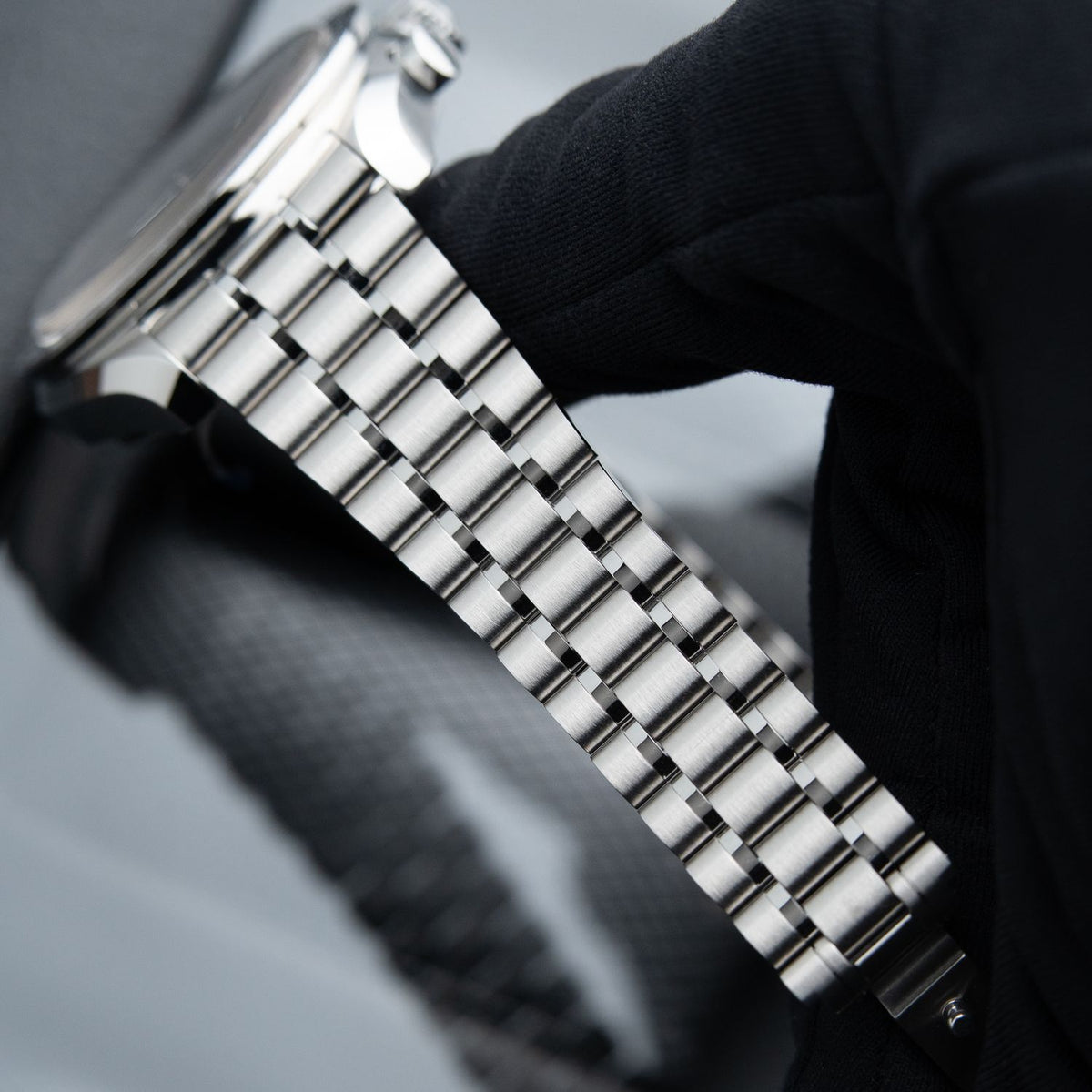 304.30.43.52.01.001 Omega Speedmaster Moonphase UNWORN 6/2026 Chronograph Meteorite Bracelet