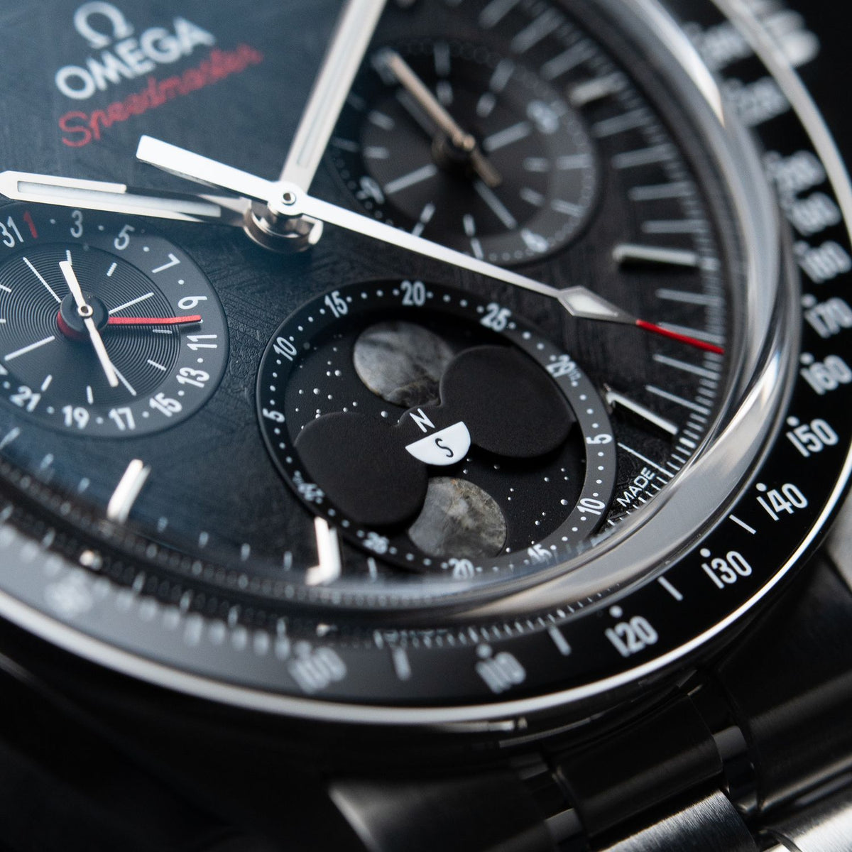 304.30.43.52.01.001 Omega Speedmaster Moonphase UNWORN 6/2026 Chronograph Meteorite Bracelet